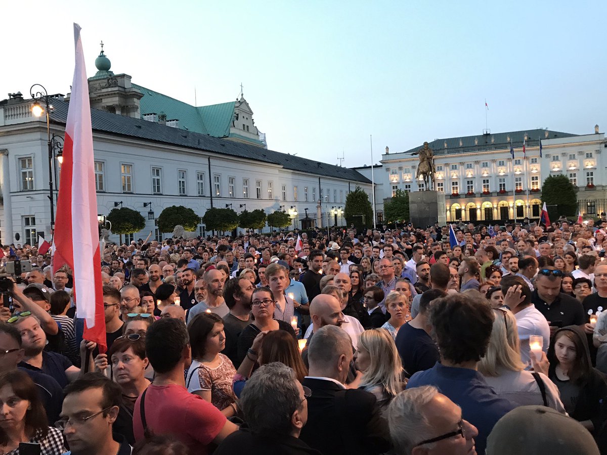 crowd wants a veto on court law from @prezydentpl